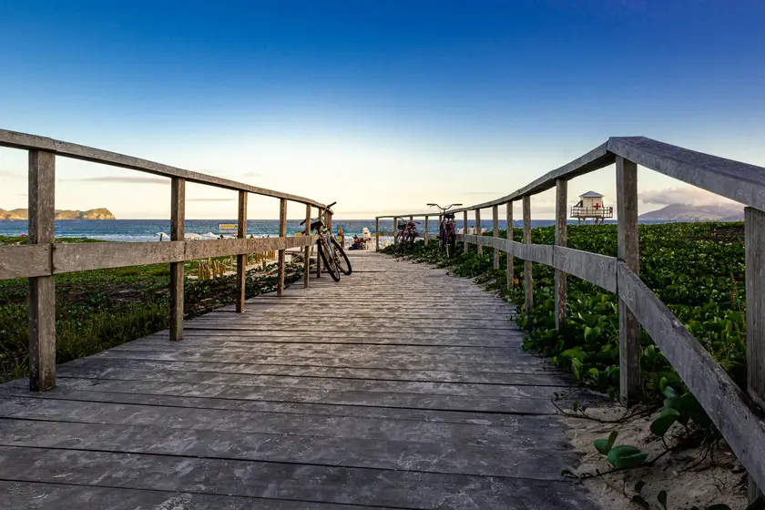 Passarela de madeira para a Praia do Forte, em Cabo Frio
